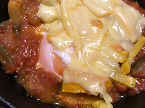 スキレットで目玉焼きとラタトゥイユのチーズ焼き